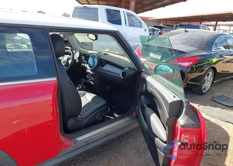 2010 Mini Cooper z USA, uszkodzony, nr VIN WMWMF3C56AT222133